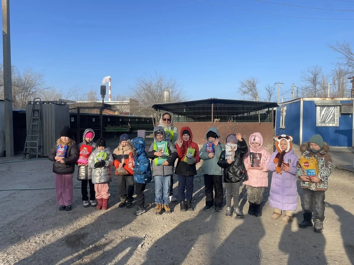 На выходных учащиеся 1 "А" класса и 5 "Г" класса вместе со своими классными руководителями посетили приют для бездомных животных